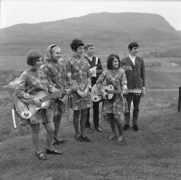 Xmas partt young wives- Bob Morgan - Fleur Boy - Dr. and Mrs. Gwyneth Evans. - Y Gwreichien. thumbnail