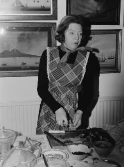 Pormeirion Cooking Demonstration By Mrs. Bobby Freman - Apr-77 thumbnail