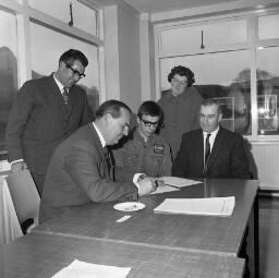 Etchells signing on Traws Passport - Apr-68 thumbnail