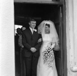 Llan wedding - Glyn Dairy - Tal - Roberts - Rowlands - Traws. 88 - Jul-66 thumbnail