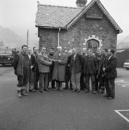 Council Presentation, 6 Old Tanymanod-Elwyn Evans, 18 Penygwndwn-Liza Kate-fron Goch etc. Jean W. Williams thumbnail