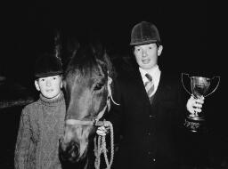 Plaque presentation School Maentwrog riders. (pony) Diwedd Gwasanaeth Tabernac thumbnail