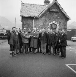 Council Presentation, 6 Old Tanymanod-Elwyn Evans, 18 Penygwndwn-Liza Kate-fron Goch etc. Jean W. Williams thumbnail