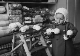 Wedding photo Myrfyn Ganllwyd - TV baby; Wright Tanygrisiau baby woolshop thumbnail